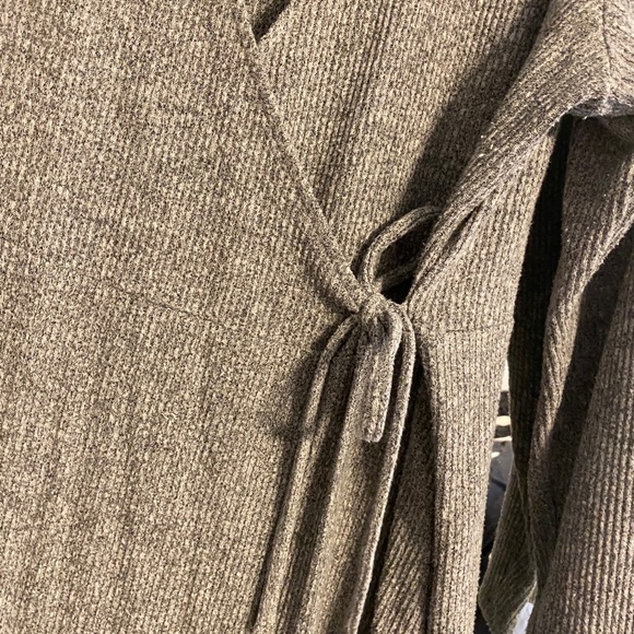 Plus size sweater wrap dress - Picture 4 of 4